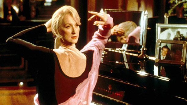 Death Becomes Her Director Robert Zemeckis is best known for elaborate adventures, but this raucous immortality farce features his Hall of Fame visual: Meryl Streep's h...