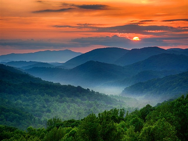 Great Smoky Mountains National Park Straddling the border between Tennessee and North Carolina is the Great Smoky Mountains National Park. The park is the most visited in the entire coun...