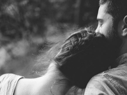She leans in This is a good indicator that she likes you. Relationship experts would say that if she doesn’t like you, she will pull back or cross her arms t...