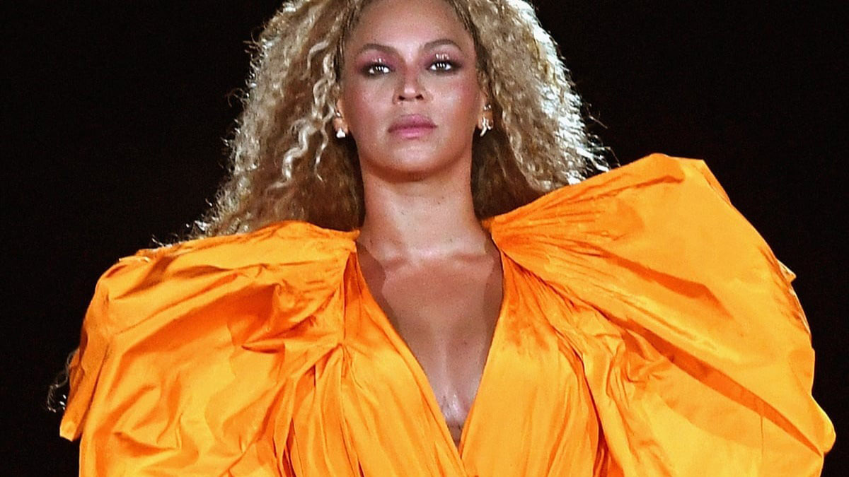 Beyonc%C3%A9 Beyoncé Giselle Knowles-Carter (/bi??j?nse?/ bee-YON-say; née Knowles; born September 4, 1981) is an American singer and songwriter. Bor...